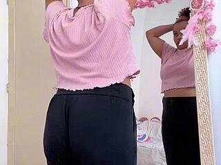 Debela punca prdi, medtem ko se pripravlja na zmenek