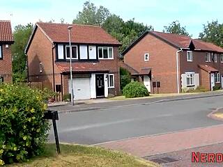 가슴 큰 브릿, 드위브에게 헤드 해주다