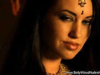 Брюнетка красотка раздевается супер сексуально!