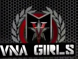 Hej, bujna milf Charlee Chase vibrira svojo obrezano pičko