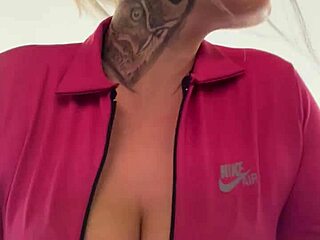 Ja w siłowni dzielnicy trenuję wariując z tesknem aż cipka się poci i spływa na cycki