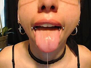 Nanašam nagobarvno šminko in slinim po njej