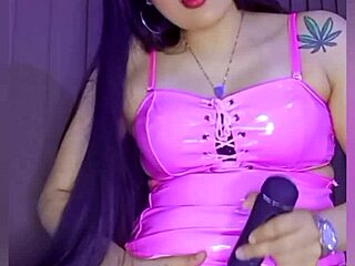 Discover intense squirts from this dildo play in maquinasperfectas.