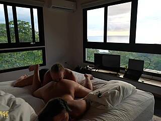 Women experience orgasm from pussy eating