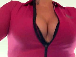 Eu Na Academia Da Minha Quebrada Treinando Louca De Tesão Que Até Suava Pela Buceta E Escorria Nos Meus Peitos