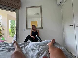 Milf v usnju drka, sesa in jo trdo jebem