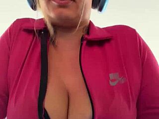 Eu Na Academia Da Minha Quebrada Treinando Louca De Tesão Que Até Suava Pela Buceta E Escorria Nos Meus Peitos