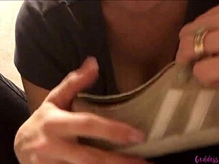 goddess amanda gives foot fetish instructions