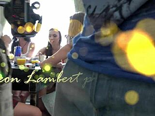 Elegantna otkrivanja donjeg veša i šik mini suknji!