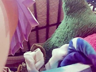 Se graba sin bragas para despues buscar al primer hombre que le haga un anal profundo