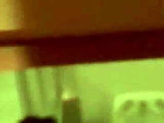 그가 욕조에서 의붓자매 잡고 세게 박아