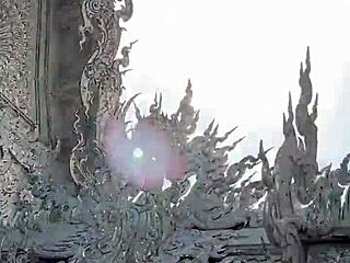 The white temple in Chiang Rai is magical right? 😍