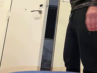 sborrata e gemiti sexy e perverso con pisciata e giubbotto di pelle