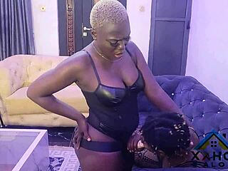 Bu kalın ebony kızın ilk kez kız arkadaşını straponla sikmesini, sonra erkek arkadaşıyla vahşi grup oturumunda paylaşmasını izledim.