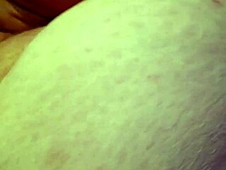 bbw girl tries dildo for first time while masturbating