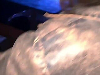 Baixinha magrinha e novinha sentado e rebolando no pau na cabine do club de swing com fingering e creampie.