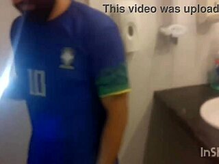 nao tinha clientes, pegamos o seguranca no banheiro escondido