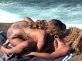 Nina Rivera in Porsha Carrera vroče lezbijsko na plaži ližeta sočne pičke