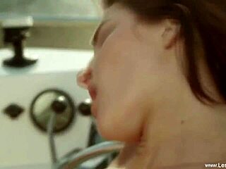 i'm loving these lesbians kissing again