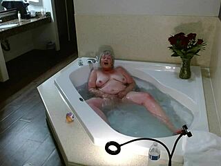 숙소 자쿠지에서 성숙한 여자가 더러운 말로 자위 지도하고 사정