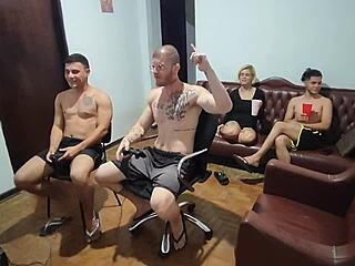 amigos foram jogar video game e acabou em sexo e putaria