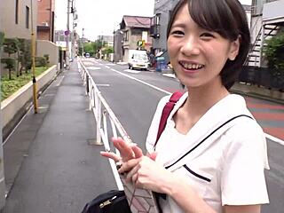 ちっぱい美尻J●・ましろちゃんは、周りの友達には内緒で楽しんでいるスケベな女の子W出会って早々に下着（白！）を見せてくれるエッチな彼女 気持ちよくなれるお薬をプレゼント！