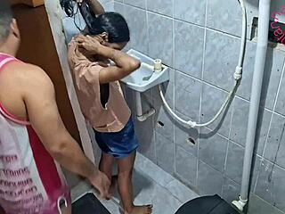 Dando O Cuzinho No Banheiro Enquanto A Amiga Espera