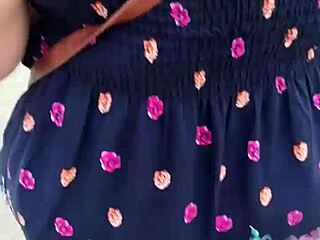 sigo y le levanto la falda a mujer en la calle