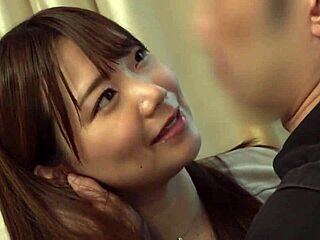 性格がちゃきちゃきしているヘアーメイクのありささんは、「忙しいとsexしたくなっちゃう」と言っている彼氏、セフレなしの欲求不満コミュ障娘は早速男性と会うと舌を交ざりあわせ唇をかさねると「キス大好き！！」