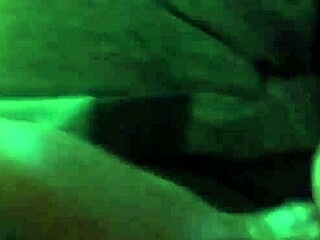 مص زب حي من عيون زرقاء