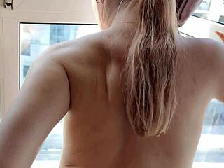 Волосатая девушка 18+ рискованно трахается у окна