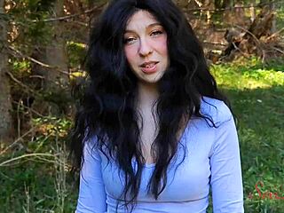 Загубена инфлуънсърка ще ми смуче чука да излезе от гората