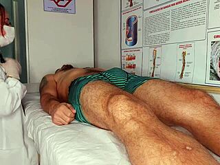 tive uma ereção na frente da enfermeira latina com bunda grande