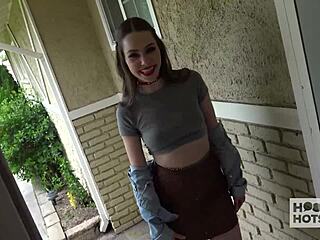 Стопка брюнетка Наоми Блю получает сперму после грубого траха