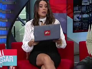 パオラ・ロハスがエロパンチラで興奮披露！