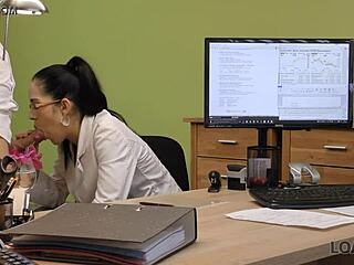 Loan4k Hottie Braucht Neue Musikinstrumente Um Eine Sexy Session Zu Haben 😍