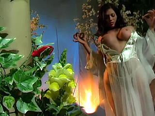 Dans forêt de rêve brune sexy se fait défoncer par mec tatoué musclé.