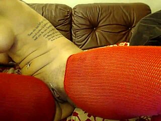 tatted camgirl fucks her holes