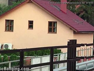 Милая девчонка трахает двух парней в публичной уличной оргии