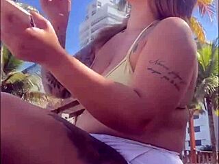 Jsem na pláži s bujarou náladou, budu se exhibovat pro chlapy