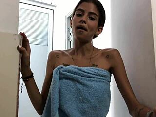 mi hermanastra me encuentra masturbándome en su baño y me da el placer de correrme en su cara joven 😏 historia completa