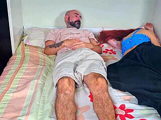 אב החורג מבקר בלילה את בתו החורגת הברזילאית הצעירה בת 18+ עם זין ענק