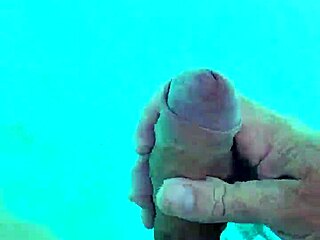 Je me branle dans la piscine 3