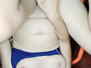 Que sabroso se siente bien profundo este enorme pollon y mira como sale mi leche a chorros