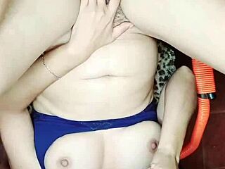 Que sabroso se siente bien profundo este enorme pollon y mira como sale mi leche a chorros