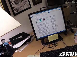 Geile Brille-Schlampe bumst Broker verrückt im Büro