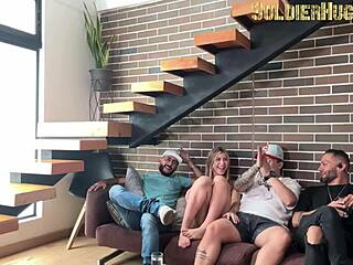 เขาเชิญฉันดูเกม แต่ฉันจบด้วยการเย็ดแฟนของเขา ความล่อใจแรงเกินไป