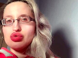 Bimbo Red Lipgloss Webcam