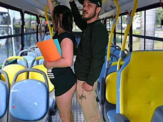 estudante sendo encoxada no ônibus em público, olha só que safada
