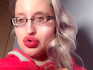 Bimbo Red Lipgloss Webcam